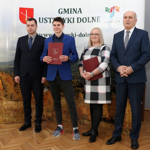 Wręczenie nagród i stypendiów uzdolnionej młodzieży